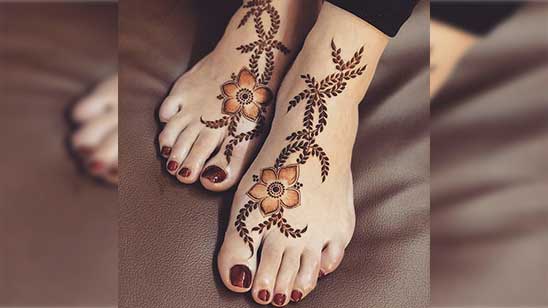 Modern Simple Foot Mehndi Design