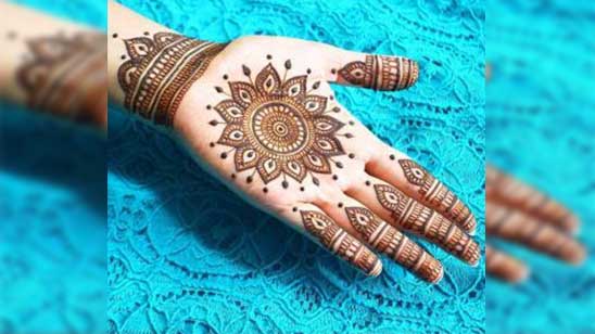 Simple Mehndi Design in Palm