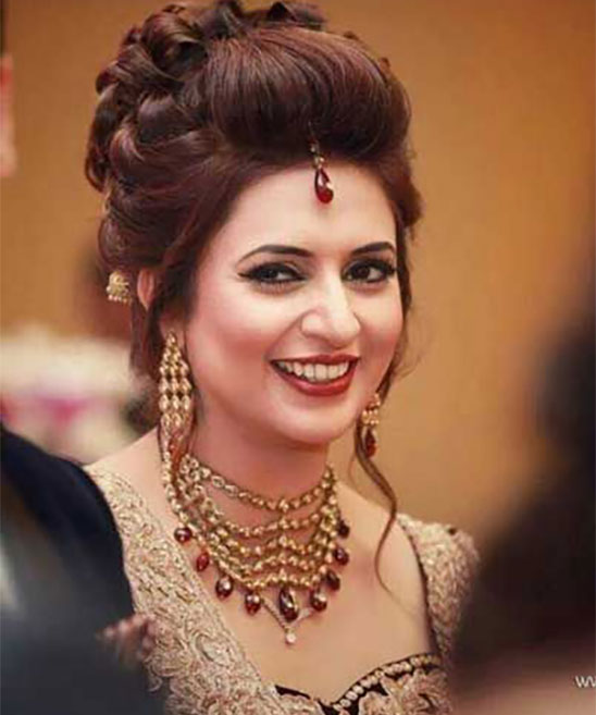 Traditional Hairstyle for Engagement in Saree