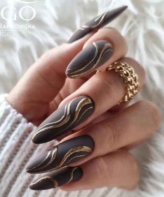 SIMPLE BLACK AND GOLD NAIL ART