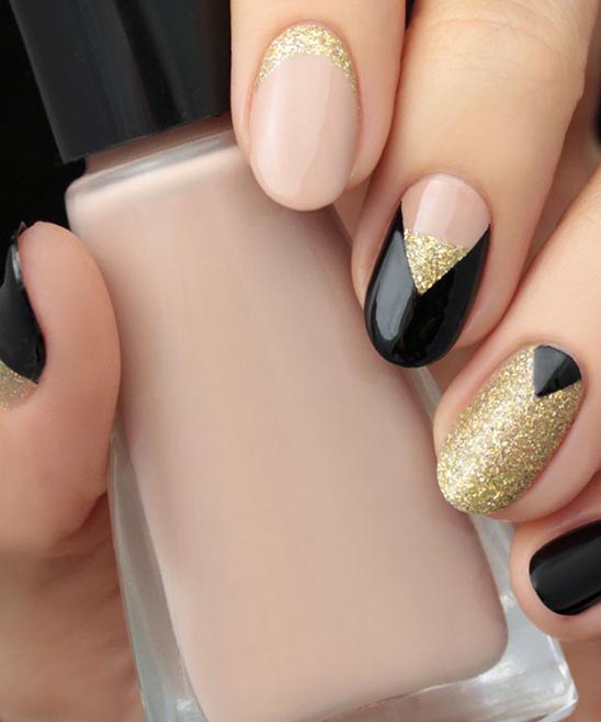 SIMPLE BLACK AND GOLD NAIL