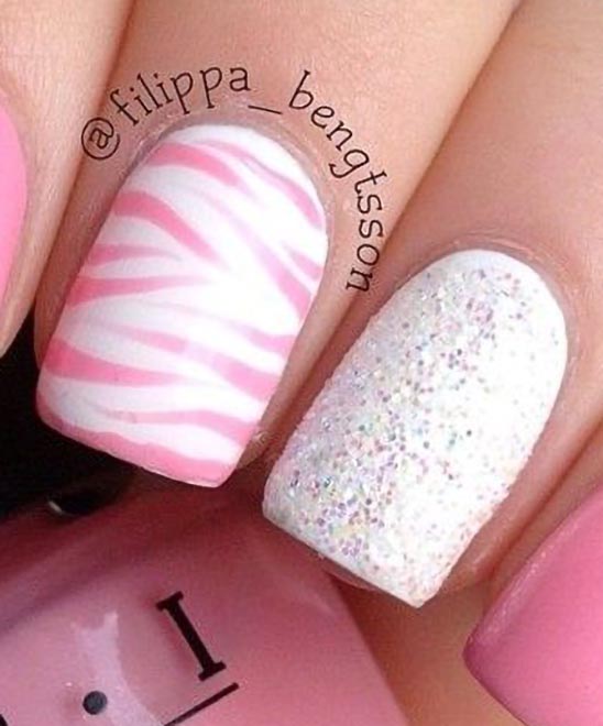 WHITE ACRYLIC NAILS WITH DESIGN SHORT