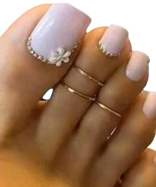 Whit and Gold Nails on Toes